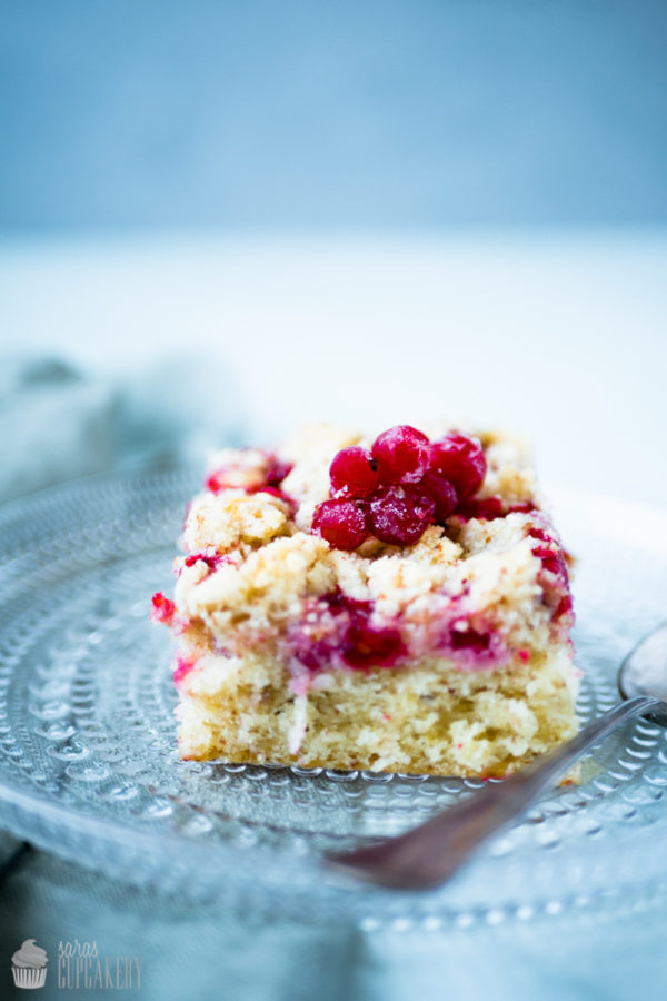 Rezept: Johannisbeerkuchen mit Joghurt und Streuseln - Saras Cupcakery