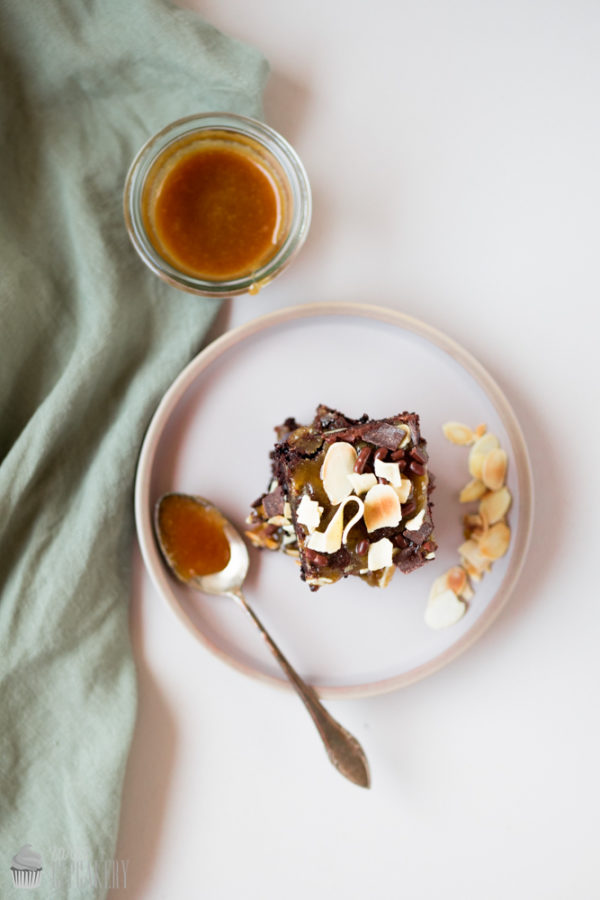 Rezept: Karamell-Mandel Brownies - Saras Cupcakery