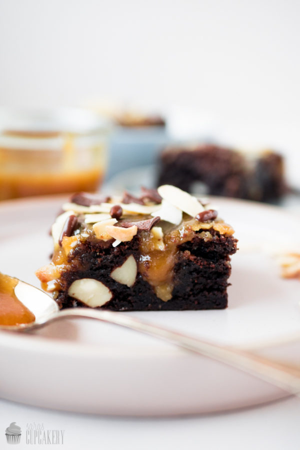 Rezept: Karamell-Mandel Brownies - Saras Cupcakery