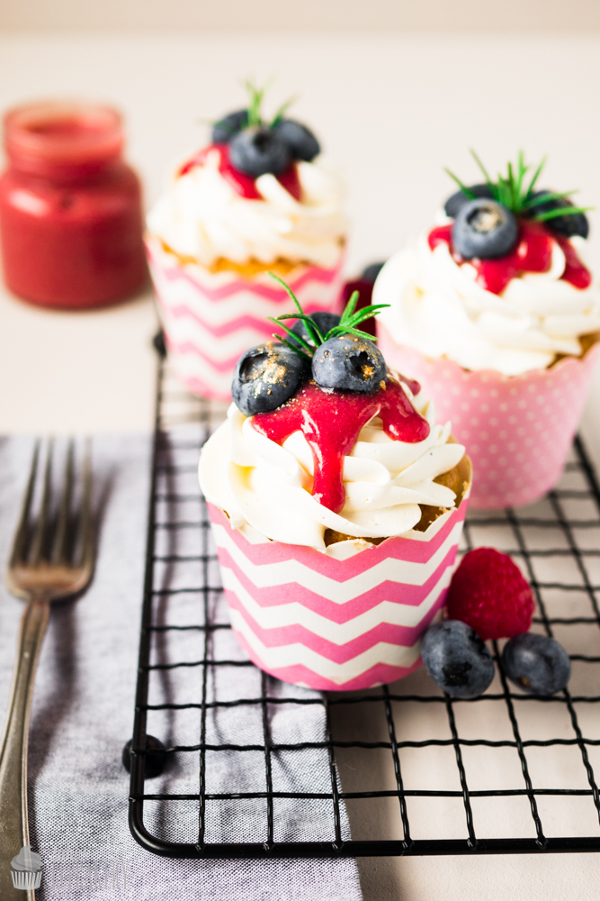 Very Berry Cupcakes mit Beeren Curd und weißer Schokolade