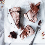 Schokoladen-Haselnuss Meringue Kuchen