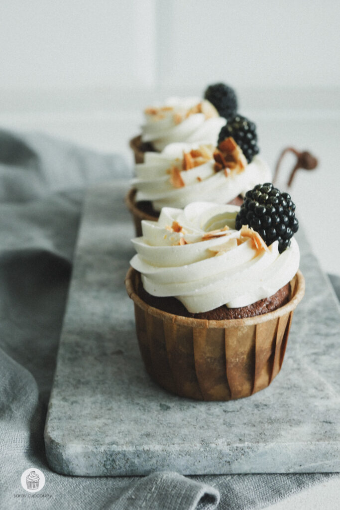 Brombeer-Schokoladen Cupcakes mit Mandeln