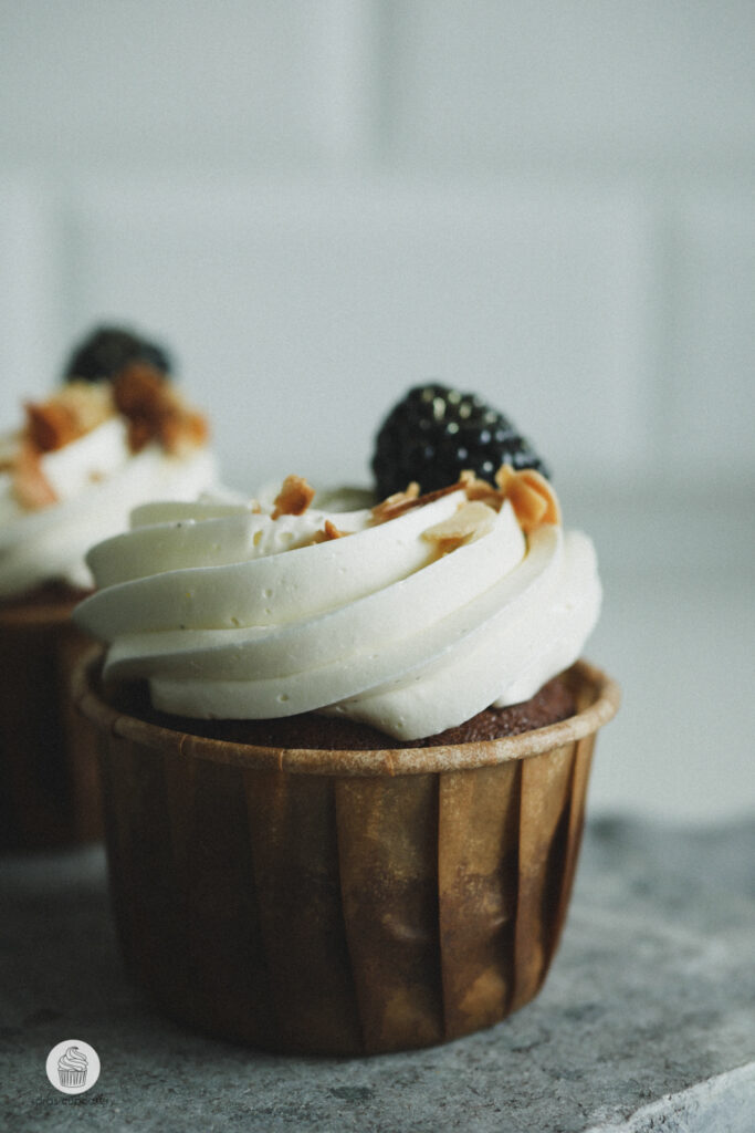 Brombeer-Schokoladen Cupcakes mit Mandeln