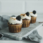 Brombeer-Schokoladen Cupcakes mit Mandeln