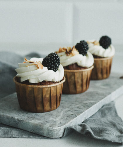 Brombeer-Schokoladen Cupcakes mit Mandeln