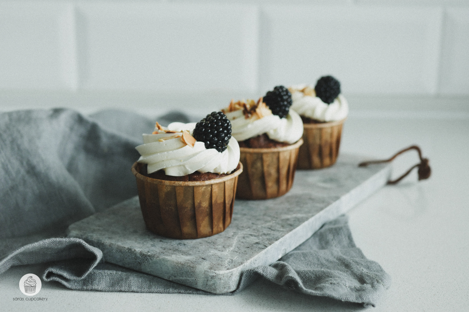 Brombeer-Schokoladen Cupcakes mit Mandeln