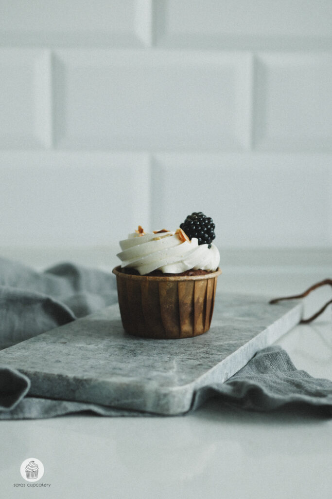 Brombeer-Schokoladen Cupcakes mit Mandeln