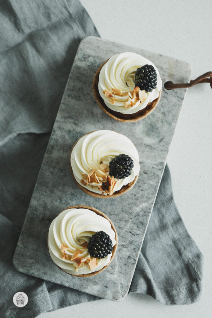 Brombeer-Schokoladen Cupcakes mit Mandeln