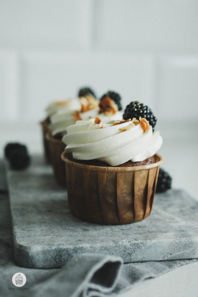 Brombeer-Schokoladen Cupcakes mit Mandeln